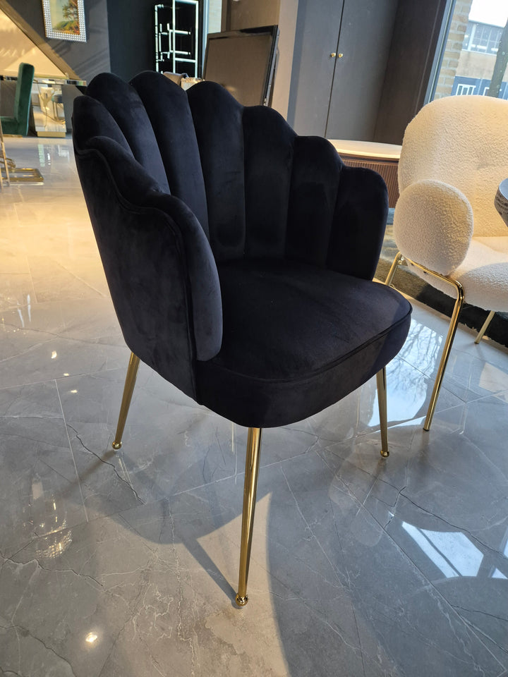 Papatya Schalenstuhl schwarz mit goldenen Beinen